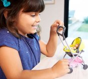 Barbie Skipper Babysitter baby med gul klapvogn