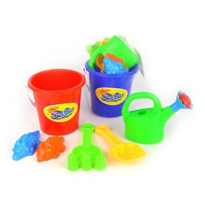 Sandlegetøj i spand med vandkande